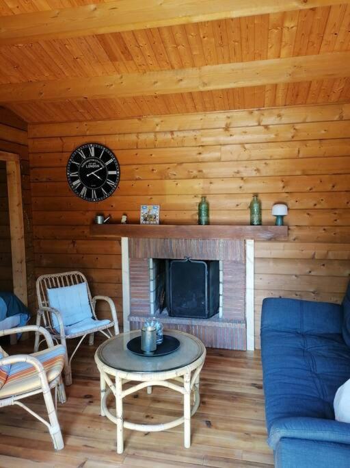 Chalet En Pleine Nature Au Bord D'Un Etang Lanvallay Exterior photo