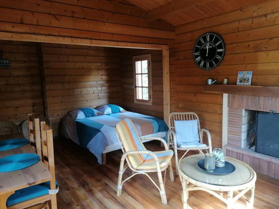Chalet En Pleine Nature Au Bord D'Un Etang Lanvallay Exterior photo